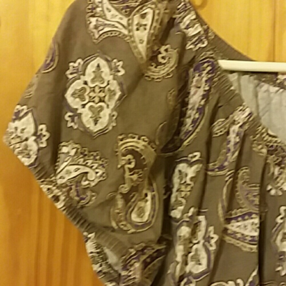 Sonoma green paisley with lots of stretch around the neck & bottom of sleeve top - Picture 3 of 3